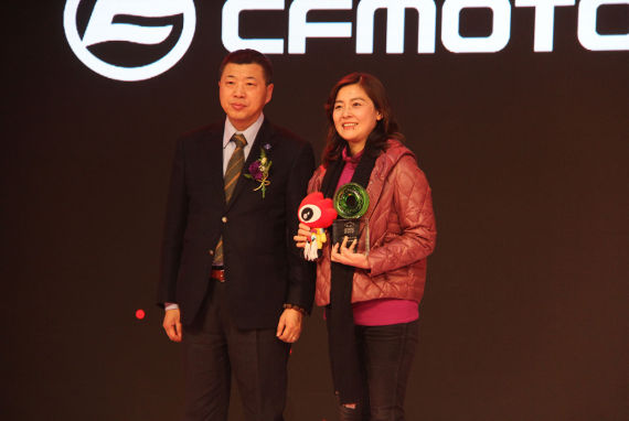 中國汽車工業協會摩托車分會秘書長李彬為春風動力股份有限公司副總經理竺鳴頒獎 中國汽車工業協會摩托車分會秘書長李彬為春風動力股份有限公司副總經理竺鳴頒獎