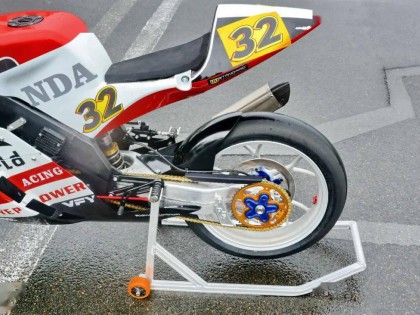 測試中的后單搖臂田達 TDR300 賽車